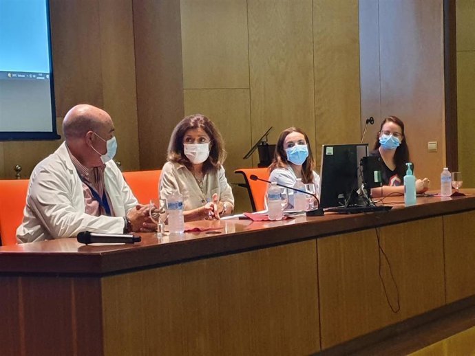 La delegada de Salud y Consumo, María Jesús Botella (segunda por la izda.), en el Hospital Infanta Margarita de Cabra.