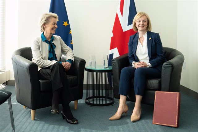 La presidenta de la Comisión Europea, Ursula Von der Leyen, y la primera ministra de Reino Unido, Liz Truss