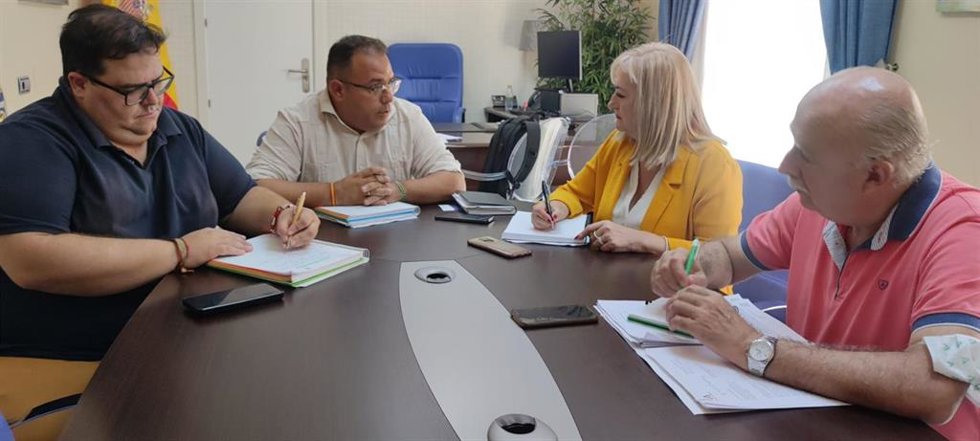 Juan José Ruiz Joya y Celia Santiago, en el centro en la imagen
