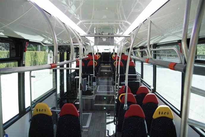 Archivo - Interior de un autobús de la red TIB.