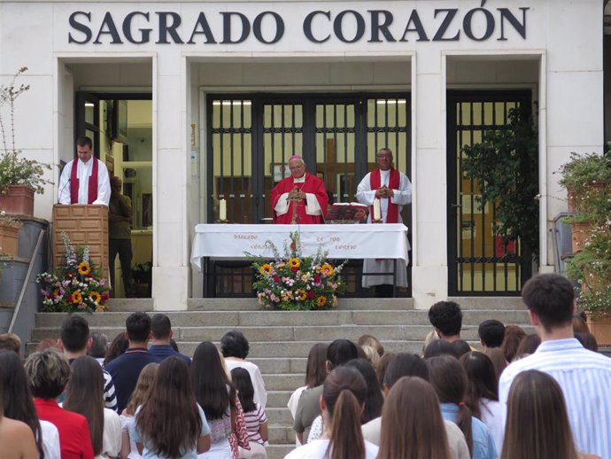El obispo (centro, al fondo) preside la eucaristía de inicio del curso en el Centro de Magisterio 'Sagrado Corazón'.
