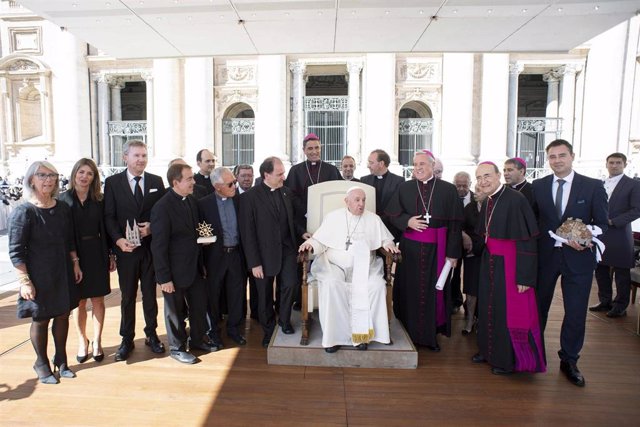 La comitiva llegada a Roma desde Burgos junto al papa Francisco.