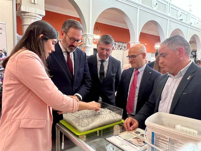 El delegado del Gobierno andaluz, Adolfo Molina (segundo por la izda.), en ExpoFare.