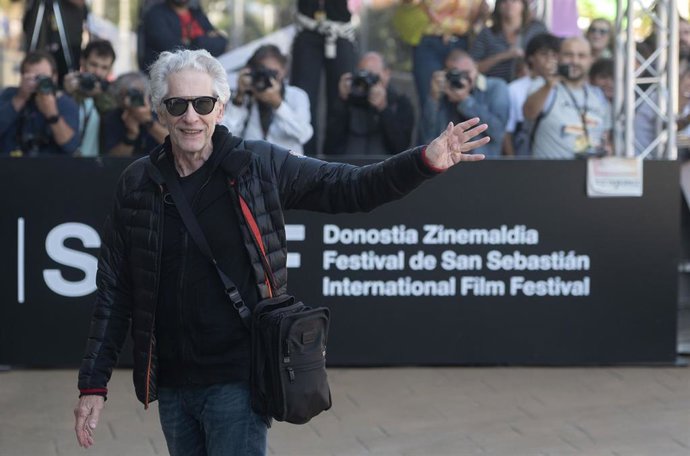 El director David Cronenberg saluda a su llegada al Festival de San Sebastián 
