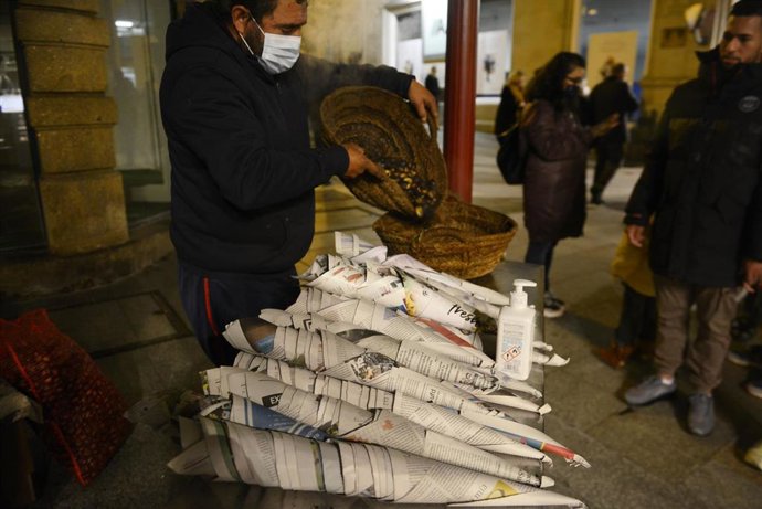 Archivo - Uno de los puestos de castañas asadas durante la celebración de los magostos de Ourense