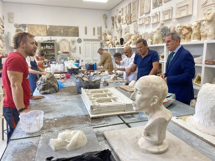 El delegado territorial de Desarrollo Educativo y FP y de Universidad, Investigación e Innovación de la Junta en Córdoba, José Francisco Viso (dcha.), en la Escuela de Arte Dionisio Ortiz.