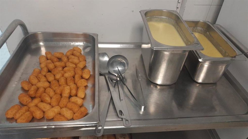 Bandeja con croquetas y puré en una residencia.