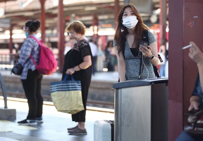 Una persona con mascarilla en el andén de la estación de tren de Chamartín