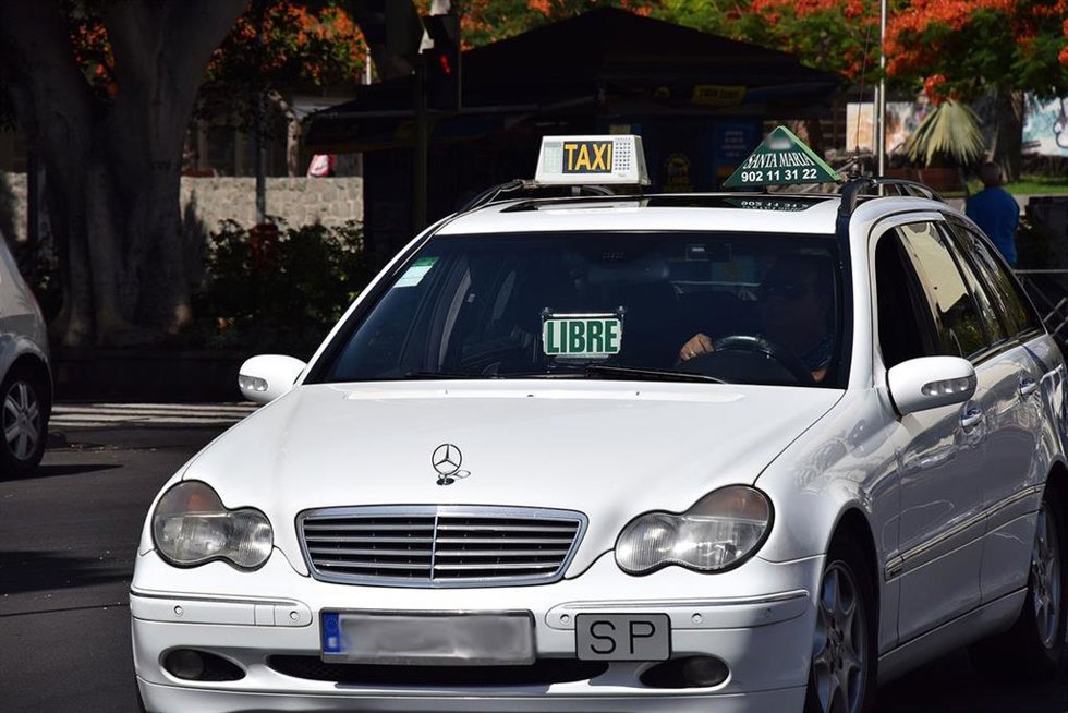 Archivo - Un taxi circula por Santa Cruz de Tenerife