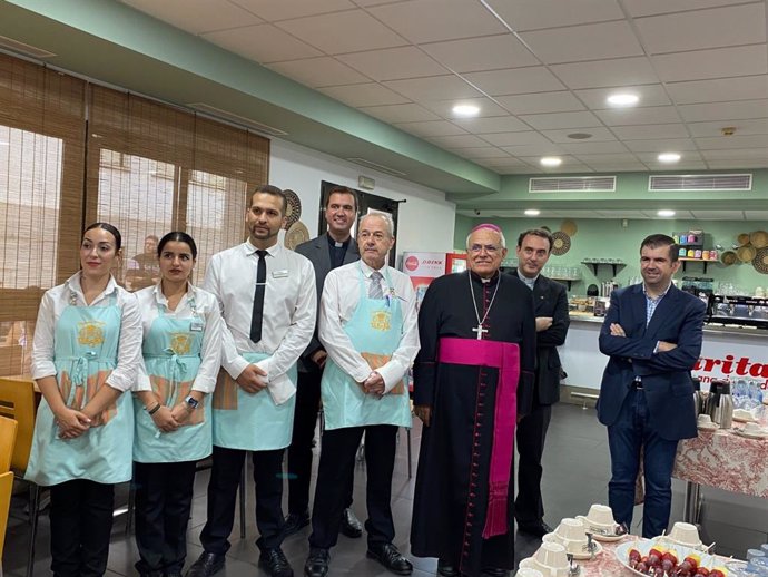 El obispo, junto responsables de Cáritas, y profesores y alumnos de la Cafetería Tabgha 'Sagrado Corazón', en la propia cafetería.