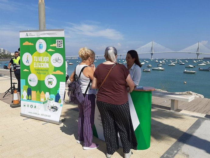 Stand informativo instalado en la capital gaditana por el Consorcio Metropolitano de Transportes de la Bahía de Cádiz