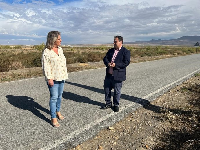 Carmen Lidia Reyes y Eduardo Martos, del PP, en la carretera de Charches
