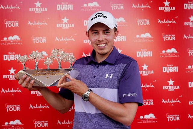 Archivo - El golfista inglés Matt Fitzpatrick posa con el trofeo de ganador del Estrella Damm NA Andalucía Masters en 2021