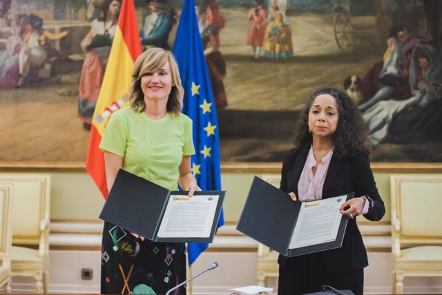 La ministra de Educación, Pilar Alegría, y la embajadora de EEUU en España, Julissa Reynoso.