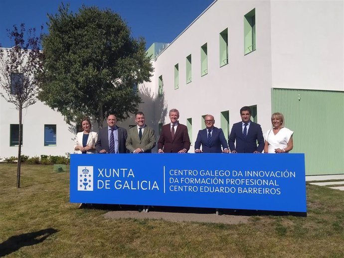 El presidente de la Xunta, Alfonso Rueda, junto a otras personalidades durante su visita al Centro de Innovación de FP de Ourense