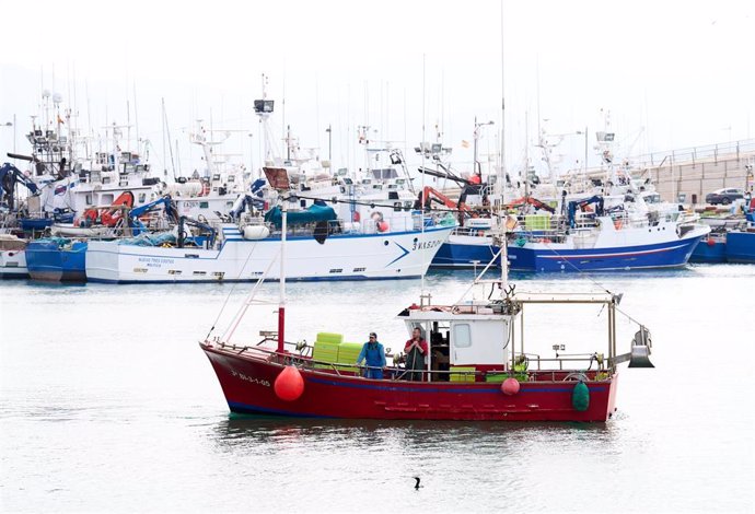 Archivo - Arquivo - Barcos amarrados no porto de Santoña,  