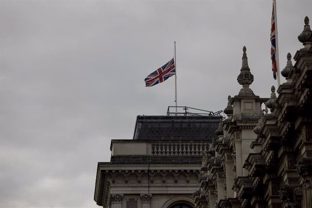 Bandera de Reino Unido a media asta en el Número 10 de Downing Street, en Londres, por la muerte de Isabel II