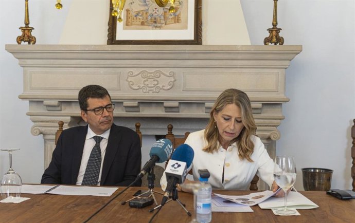El propietario del Castell del Remei, Tomás Cusin, y la presidenta de la fundación, Mireia González