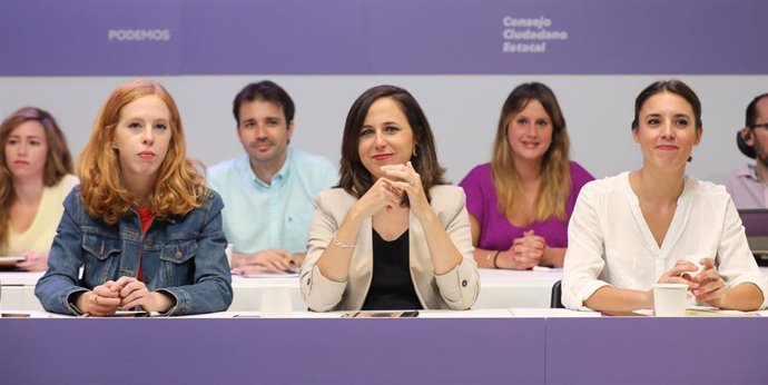 (I-D) La secretaria de Organización de Podemos, Lilith Verstrynge; la ministra de Derechos Sociales y Agenda 2030, Ione Belarra; y la ministra de Igualdad, Irene Montero; durante la apertura del Consejo Ciudadano Estatal en la sede de Podemos, a 16 de s
