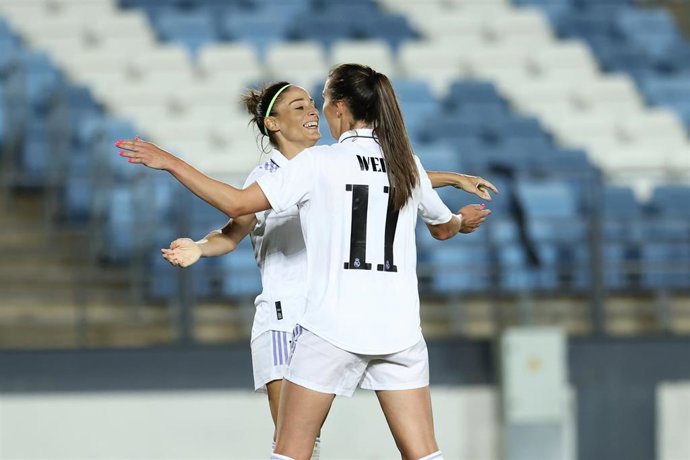 Archivo - Caroline Weir y Esther González celebran un gol con el Real Madrid en la Champions Femenina