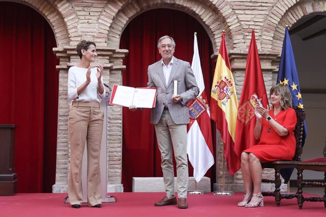 La presidenta Chivite entrega el objeto y el diploma conmemorativos a Juan Carlos Arnanz