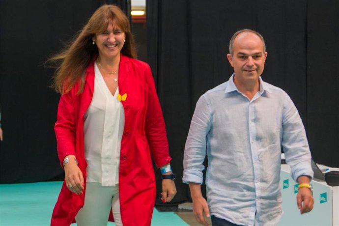 Archivo - La presidenta de Junts, Laura Borrs, y el secretario general, Jordi Turull, en una foto de archivo