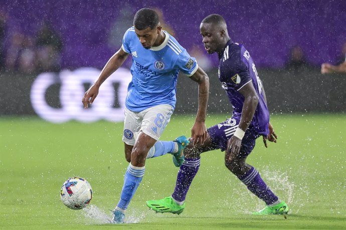 28 August 2022, US, Orlando: New York City's Thiago Andrade (L) and Orlando's Benji Michel battle for the ball during the American MLSsoccer match between Orlando City SC and New York City FC at Exploria Stadium. Photo: Cory Knowlton/ZUMA Press Wire/dpa