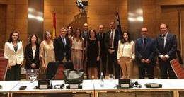 Reunión de los miembros de la Mesa y los Portavoces de la Comisión Mixta para la Unión Europea con una delegación del equipo del Plan De Recuperación, encabezada por su directora general Céline Gauer.