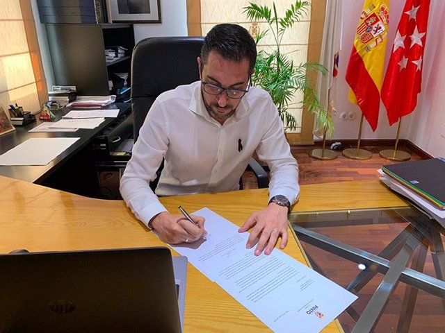Archivo - Imagen del alcalde de Pinto, Diego Ortiz, firmando la carta dirigida al consejero de Sanidad, Enrique Ruiz Escudero, sobre los test serológicos.