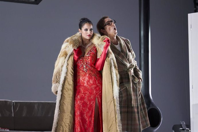 La cantante Sara Blanch interpreta a Norina y el bajo barítono Carlos Chausson en el papel de Don Pasquale en la ópera de Gaetano Donizetti en el Gran Teatre del Liceu