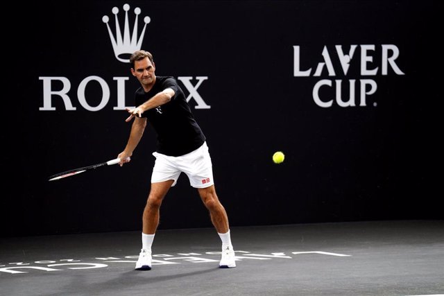 El tenista suizo Roger Federer entrena para la Copa Laver 2022