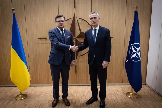 Archivo - El ministro de Exteriores de Ucrania, Dimitro Kuleba, y el secretario general de la OTAN, Jens Stoltenberg 