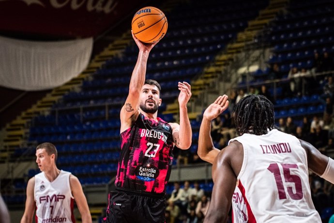 Erik Quintela intenta un lanzamiento en el FMP-Río Breogán de la ronda clasificatoria para la FIBA Champions League 2022-2023