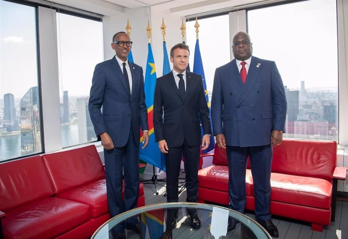 El presidente de Ruanda, Paul Kagame (iz); el presidente francés, Emmanuel Macron (c): y el presidente de la República Democrática del Congo (RDC), Félix Tshisekedi.