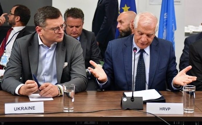 El ministre d'Exteriors d'Ucrana, Dimitro Kuleba, i l'Alt Representant de la Unió Europea per a la Política Exterior, Josep Borrell, durant la reunió amb els ministres d'Exteriors dels 27 pasos membres de la UE