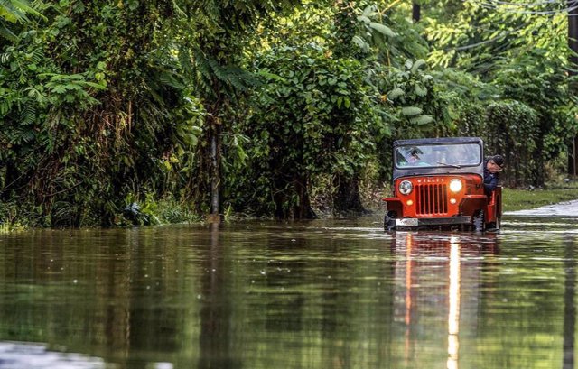 Un hombre conduce su jeep por una carretera inundada después de que el huracán Fiona tocara tierra en Puerto Rico. 