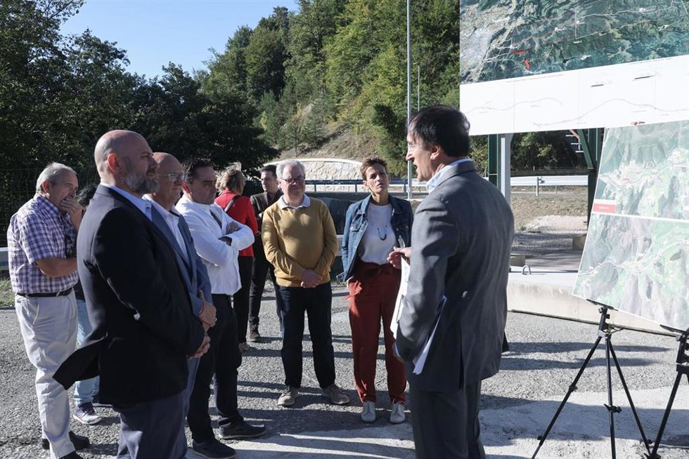 La presidenta del Gobierno de Navarra, María Chivite, visita las obras en la N-121-A