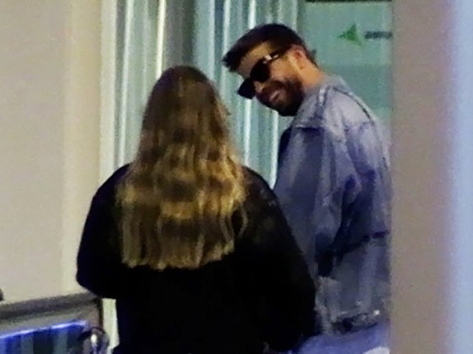 Gerard Piqué mira encandilado a Clara Chía a su regreso de París