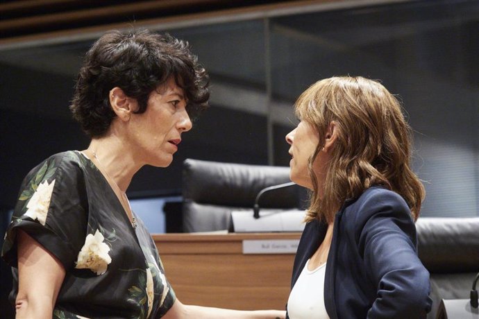 La consejera de Economía y Hacienda y portavoz del Gobierno de Navarra, Elma Saiz (i), y la portavoz de Geroa Bai, Uxue Barkos (d), conversan durante una sesión plenaria en el Parlamento de Navarra, a 8 de septiembre de 2022, en Navarra (España).
