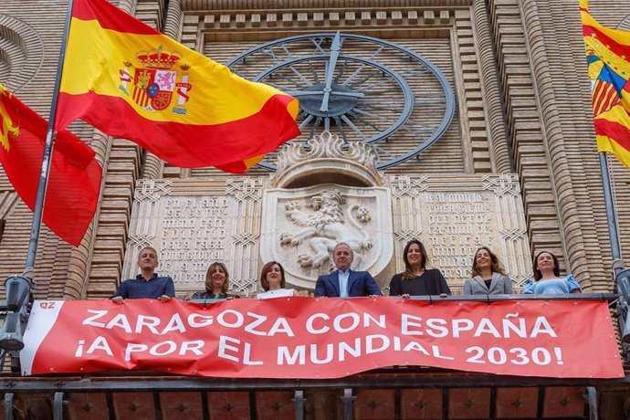 Una pancarta de apoyo a la selección española y al Mundial de fútbol 2030 luce en el balcón del Ayuntamiento de Zaragoza