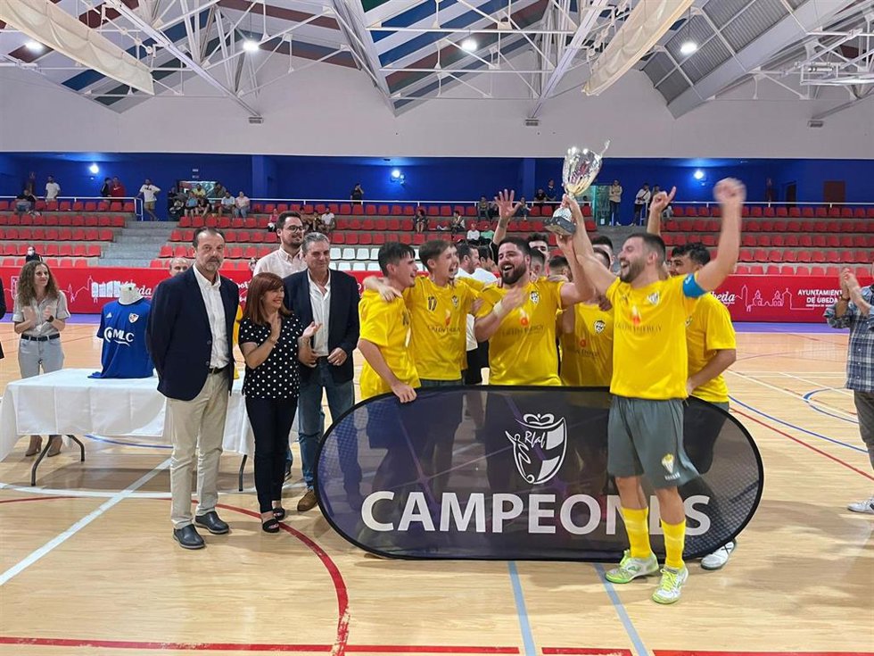Entrega de trofeo al campeón.