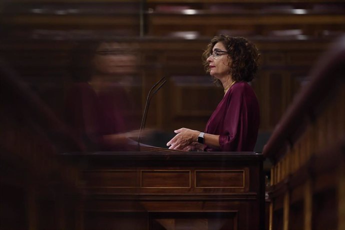 La ministra de Hacienda, María Jesús Montero, interviene durante una sesión plenaria, en el Congreso 