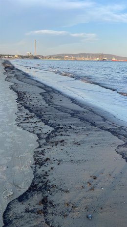 La playa del Rinconcillo de Algeciras con restos de vertido del OS35.
