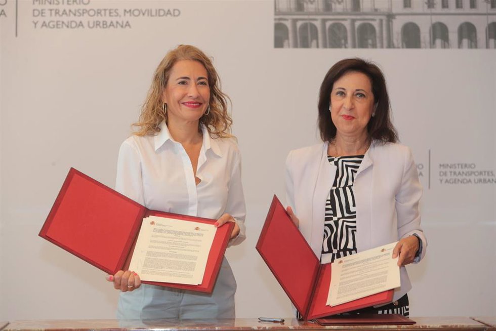 La ministra de Transportes, Movilidad, Raquel Sánchez y la ministra de Defensa, Margarita Robles, han rubricado este jueves el convenio para la construcción de viviendas en alquiler social o asequible en los terrenos del cuartel Son Busquets.