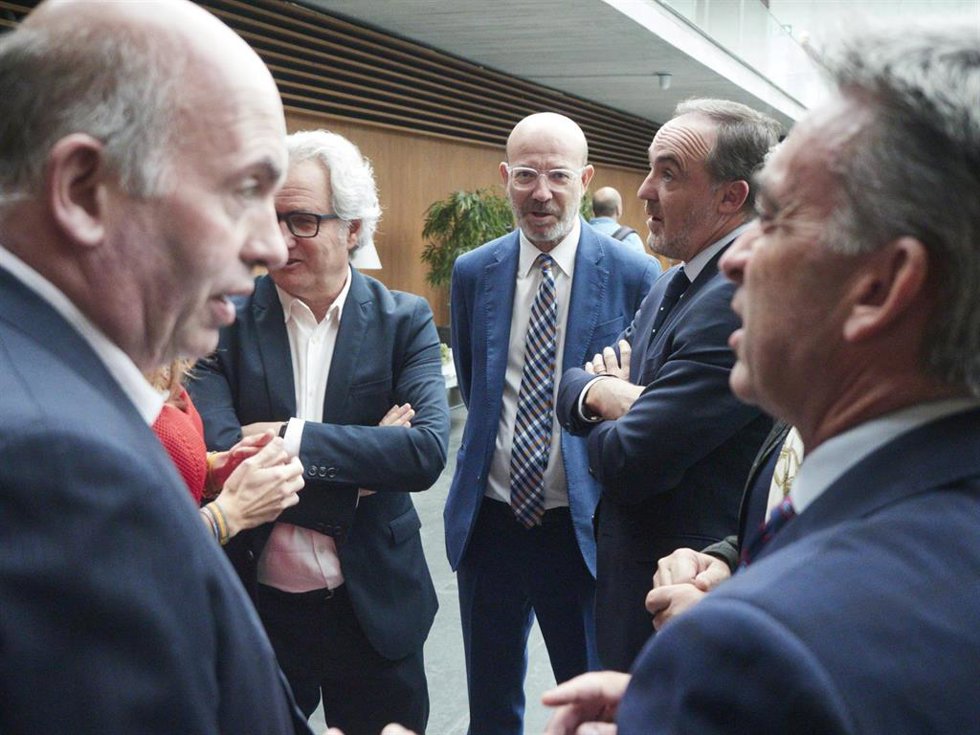 El presidente de UPN y portavoz de Navarra Suma, Javier Esparza (2d), conversa a su llegada a una sesión plenaria en el Parlamento de Navarra, a 8 de septiembre de 2022, en Navarra (España).