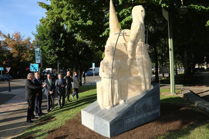 Escultura homenaje a la Semana Santa de León.