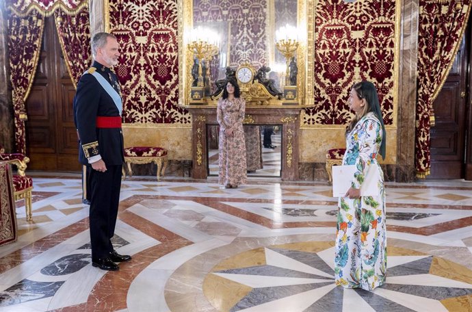Archivo - El Rey Felipe VI preside la presentación de cartas credenciales de la embajadora de la República de Maldivas, Farahnaz Faizal, en el Palacio Real