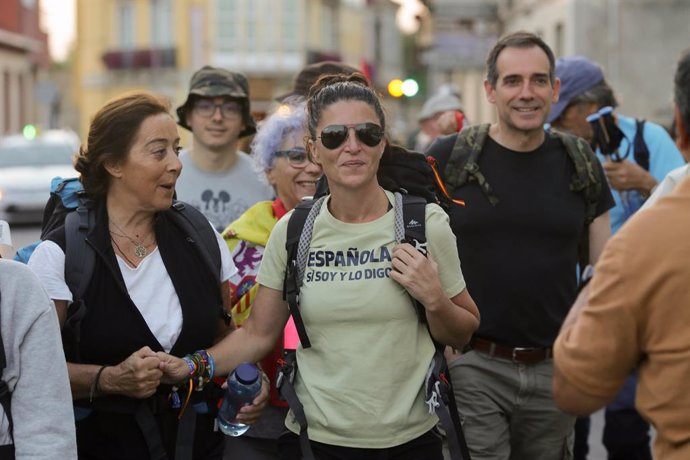La ex portavoz de Vox en Andalucía Macarena Olona (c) comienza el Camino de Santiago, a 29 de agosto de 2022, en Sarria, Lugo, Galicia (España). Olona, que antes de ser candidata en Andalucía era secretaria general del grupo de Vox en el Congreso, anunc
