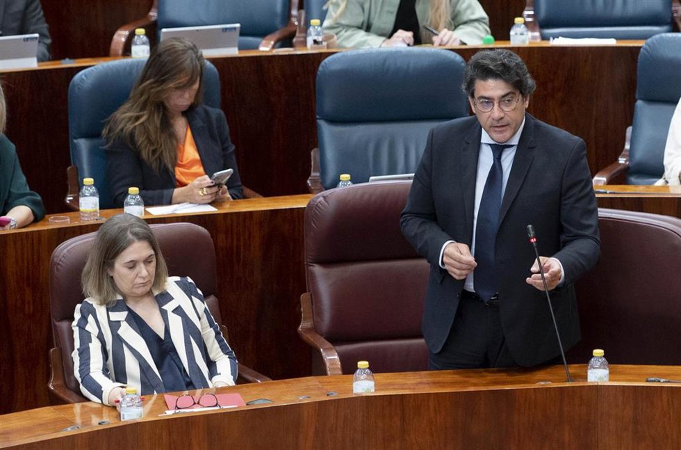 Archivo - El consejero de Transportes de la Comunidad de Madrid, David Pérez, interviene en una sesión plenaria, en la Asamblea de Madrid