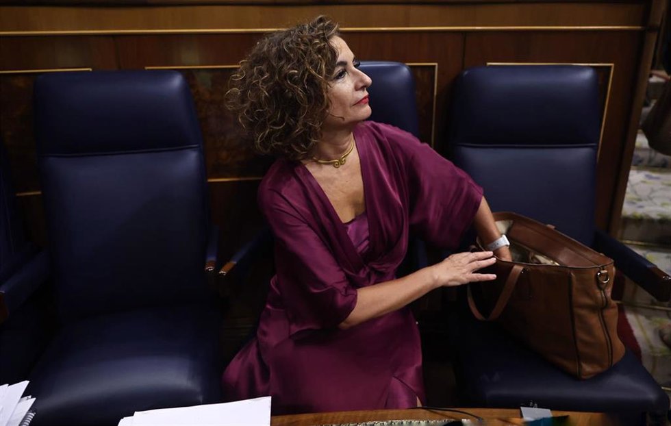 La ministra de Hacienda, María Jesús Montero, durante una sesión plenaria, en el Congreso 